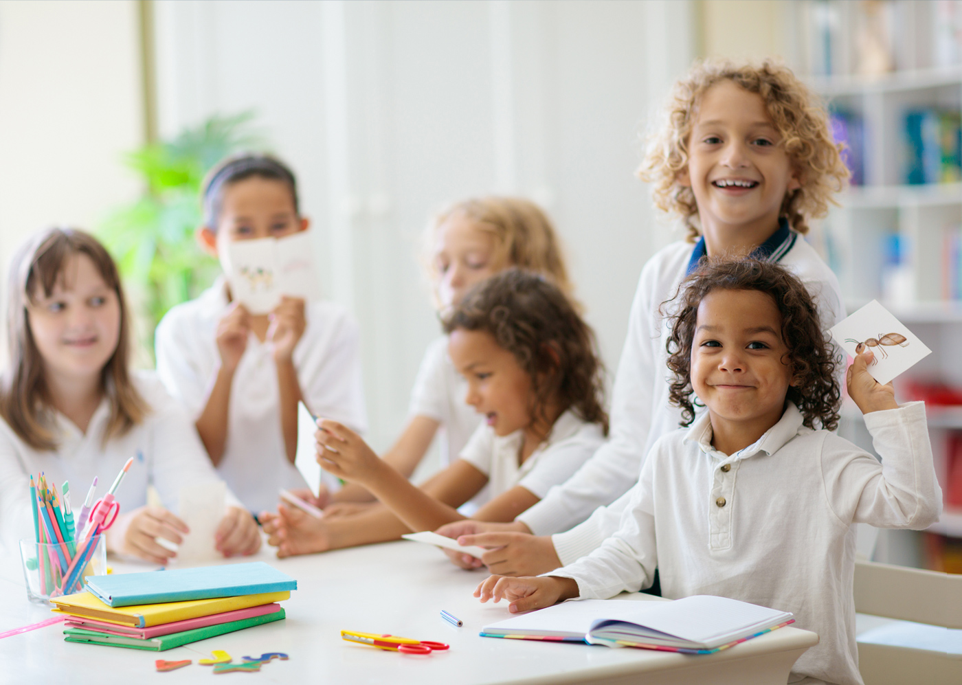 Selbstbewusste Schul-Kinder