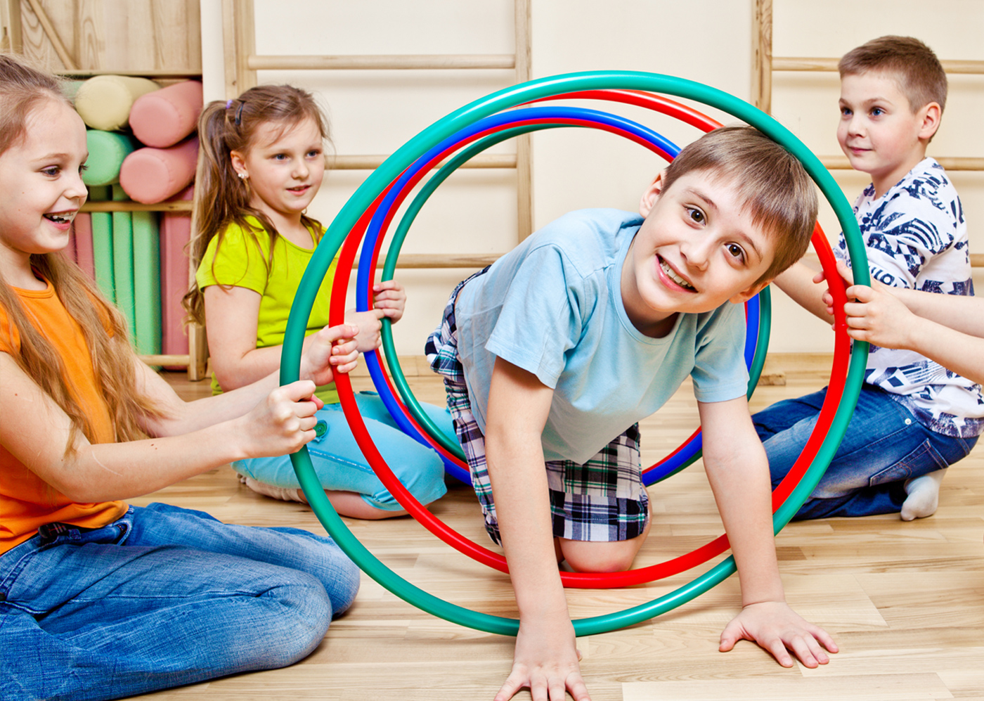 Kinder spielen mit Reifen
