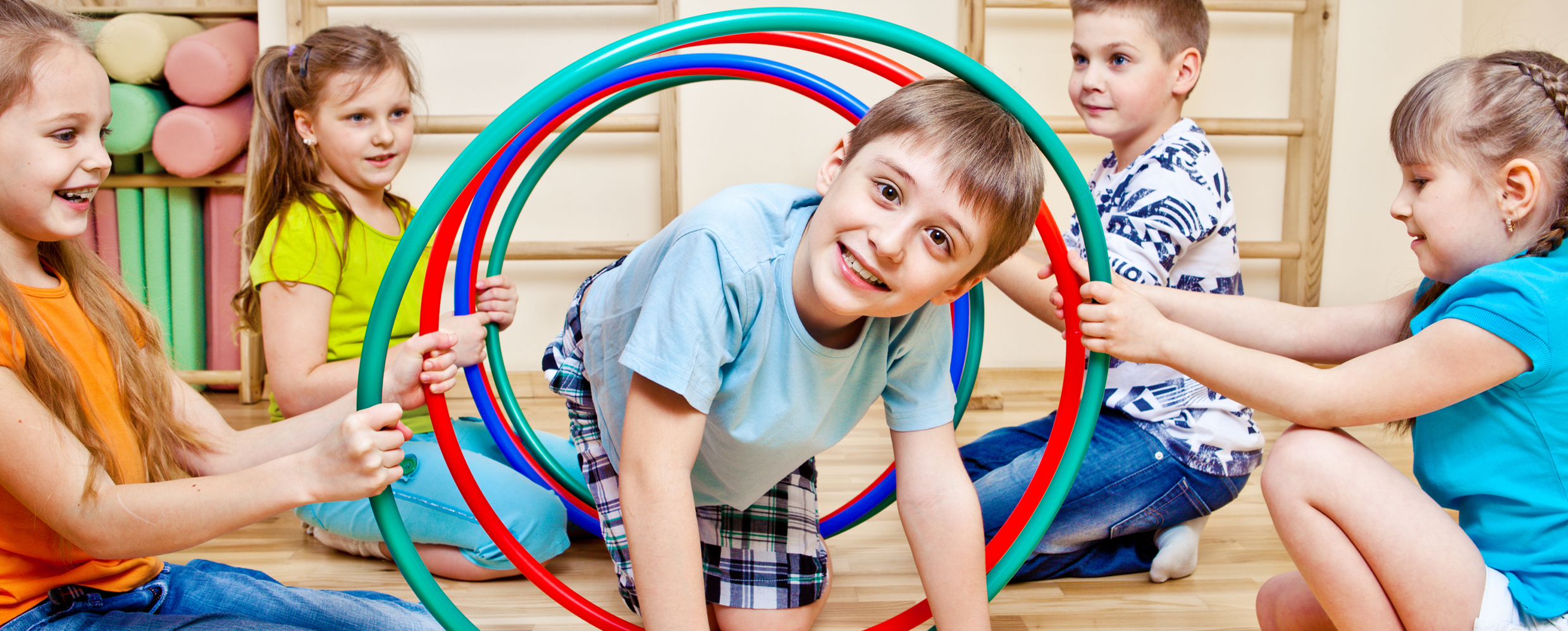 Kinder spielen mit Reifen